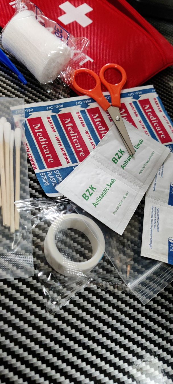 Kit di pronto soccorso: 12-teiliges Erste-Hilfe-Set, neu – Usato da Ettingen venduto da flouleFM 3