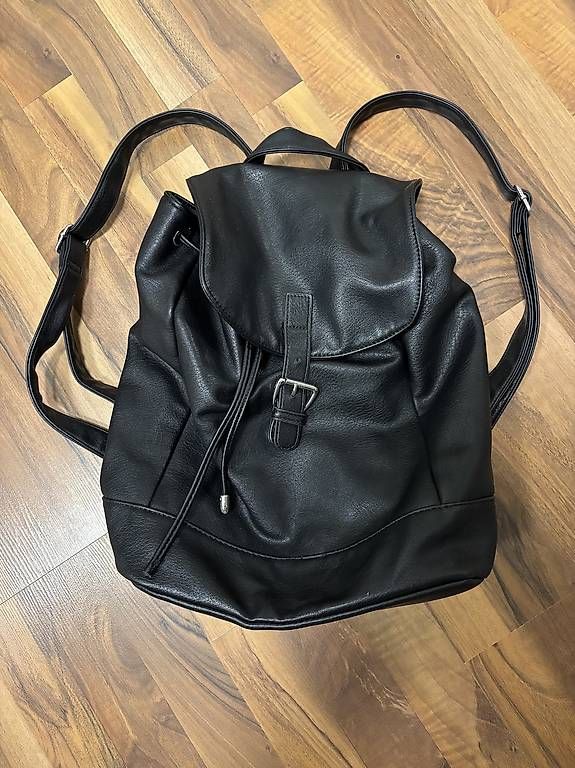 Rucksäcke: Rucksack schwarz Kunstleder – Gebraucht aus St. Gallen von mustang96