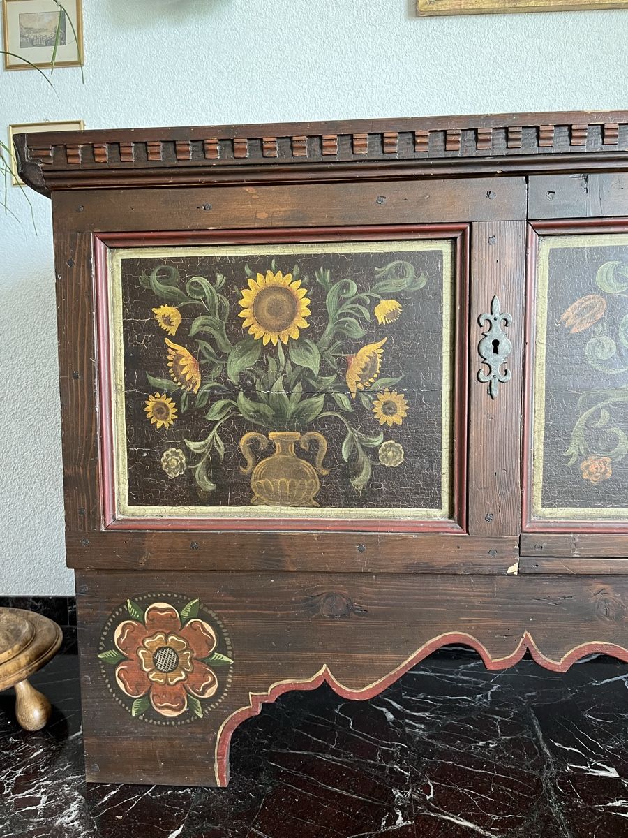 Credenze: Antiker Bauernschrank mit Blumenmalerei – Usato da Meggen venduto da Ricardofrank 1