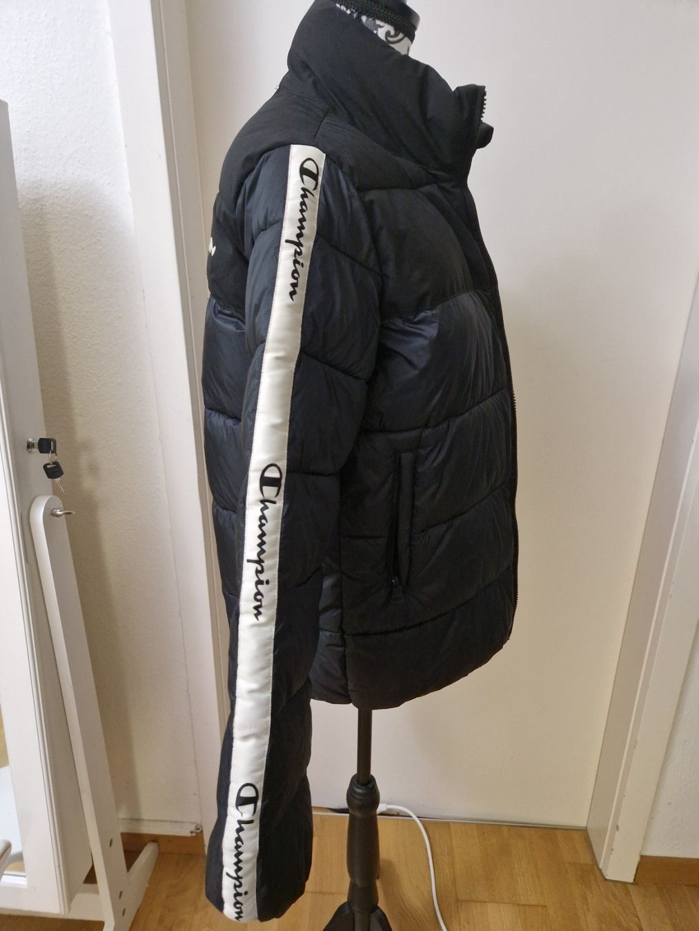 Champion Giacche: Warme Champion Gr. M Winterjacke schwarz – Usato da Glattbrugg venduto da mas_75t2 2