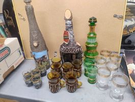 Lot bouteilles décorées pour liqueurs avec verres 