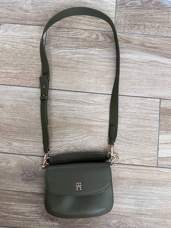 Tommy Hilfiger Taschen für Damen: Tommy Hilfiger "Chic Crossover Umhängetasche" in oliv – Gebraucht aus Schöfflisdorf von Babyjane