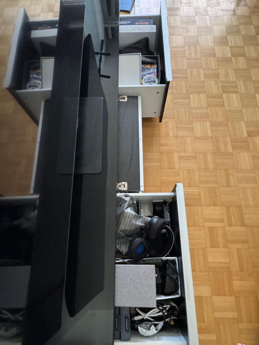 TV Möbel: Sideboard mit schwarz-glanz-Oberfläche – Gebraucht aus Thalwil von JoelPescatore 1