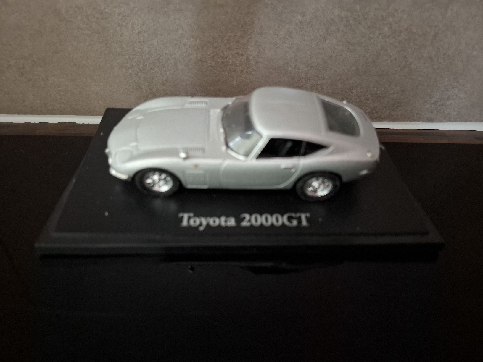 Toyota Modellini d'auto: Modèle réduit Miniature Toyota 2000 GT argentée – Nuovo e nell'imballaggio originale da Yverdon-les-Bains venduto da Layla5919