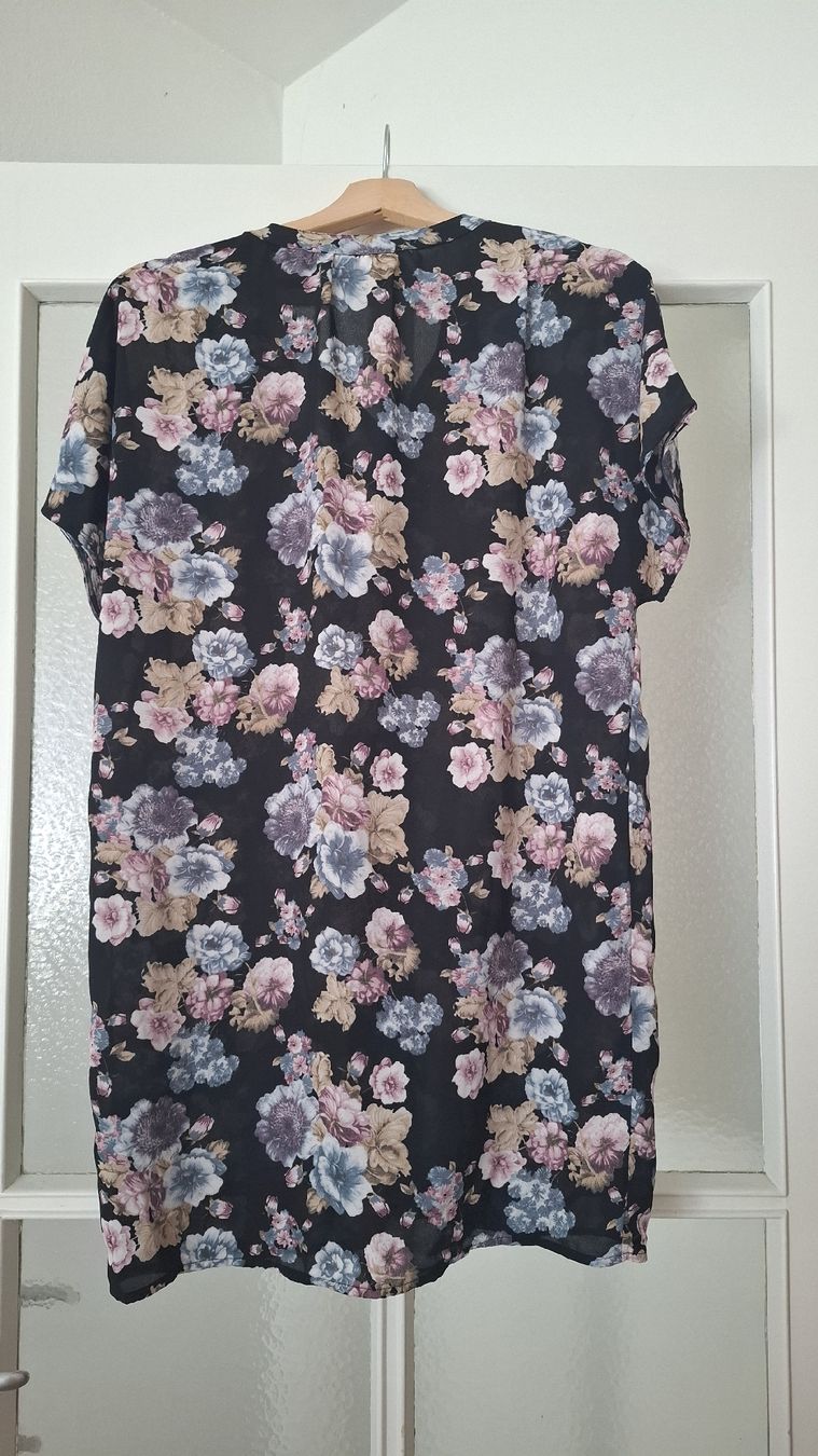 Only Robes: Robe-chemisier fleurie Only – Neuf (Voir description) à Vevey par latessinoise 1