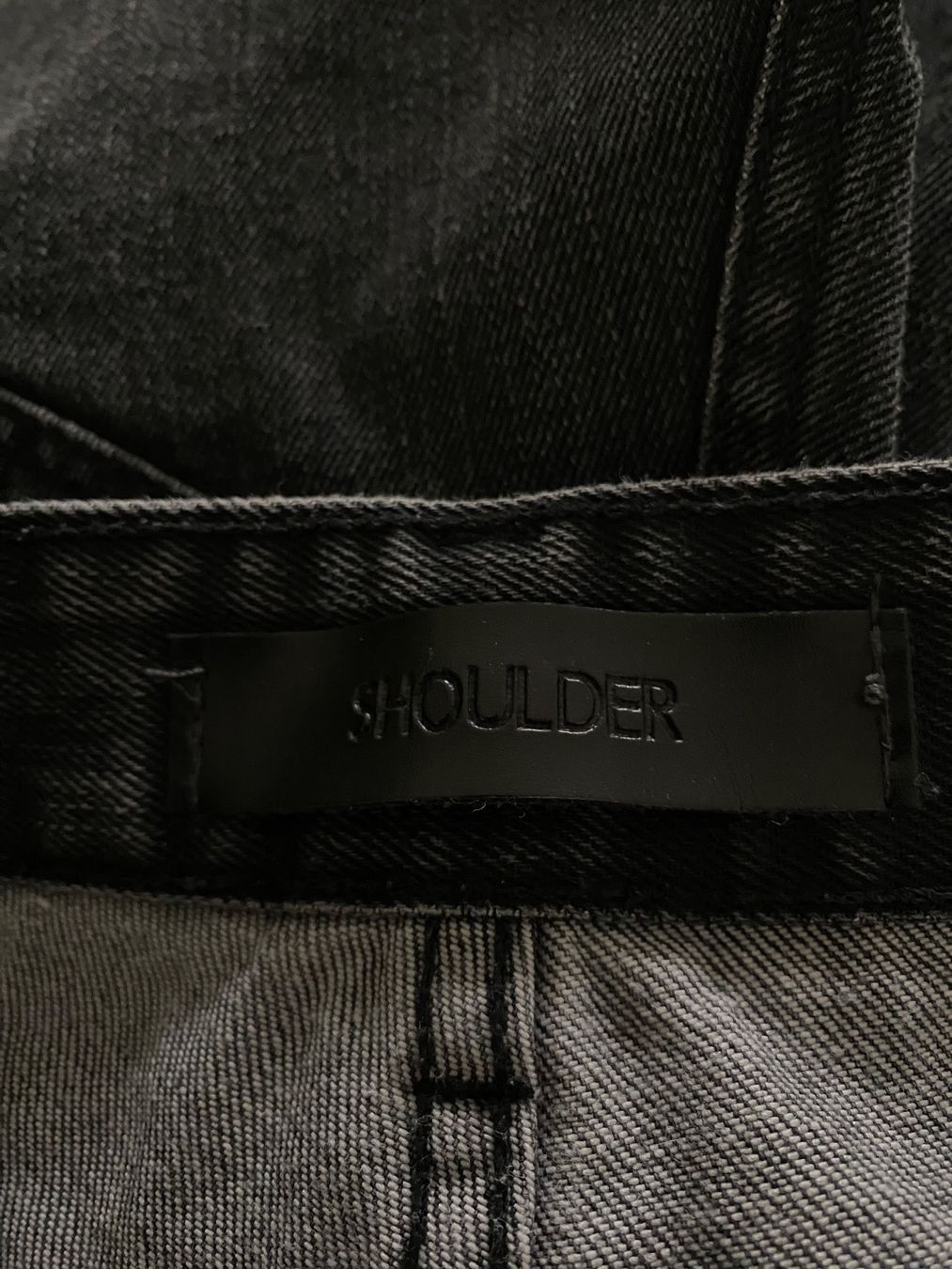 Pantaloni: SHOULDER Denimshorts – Usato da Jona venduto da vanessasupermarket20 5