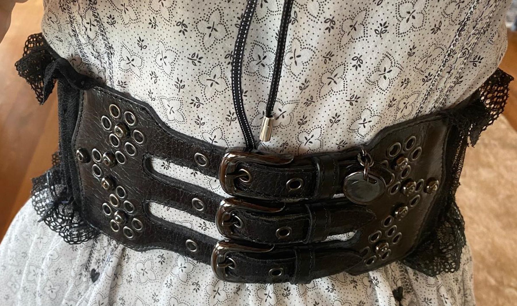 Cinture: Schwarzer elasti.Taillengürtel mit Nieten, Spitze, Grösse S – Nuovo e nell'imballaggio originale da Brione s. Minusio venduto da batwoman3 5