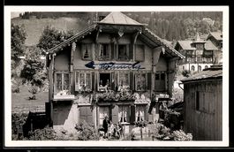 Foto-AK Saanen, Gruppe vor einem Gasthaus