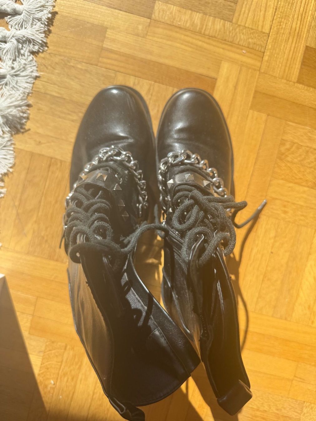 Scarpe da donna: Bottines noires cloutées – Usato da Montreux venduto da Izapechee 1