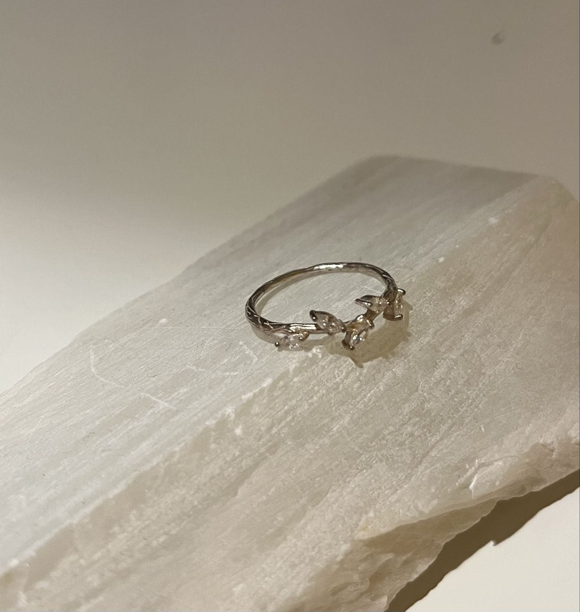 Anelli: Elegante Damen Ring mit Blätter Design – Usato da Baar venduto da lis_z6ym