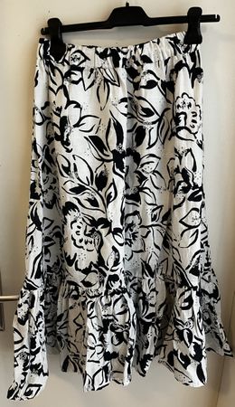 C&A Sommerrock Gr. 36, schwarz/weiss, Blumenmuster