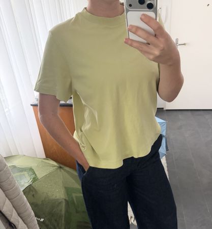 COS T-Shirt in Hellgrün mit Crewneck