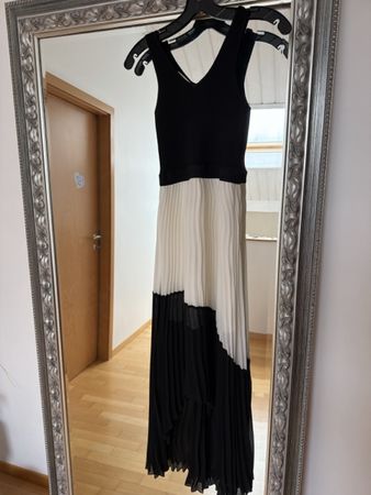 Robe longue Maje bicolore plissée noire et blanche T1