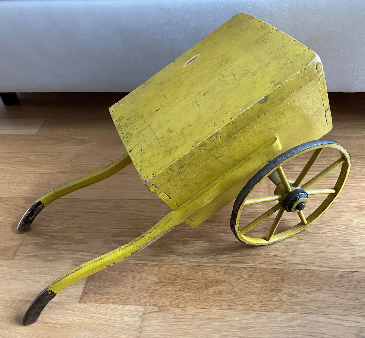 Giocattoli: Antiker gelber Post Handwagen aus Holz – Usato da Zürich venduto da Kue_Zuerich
