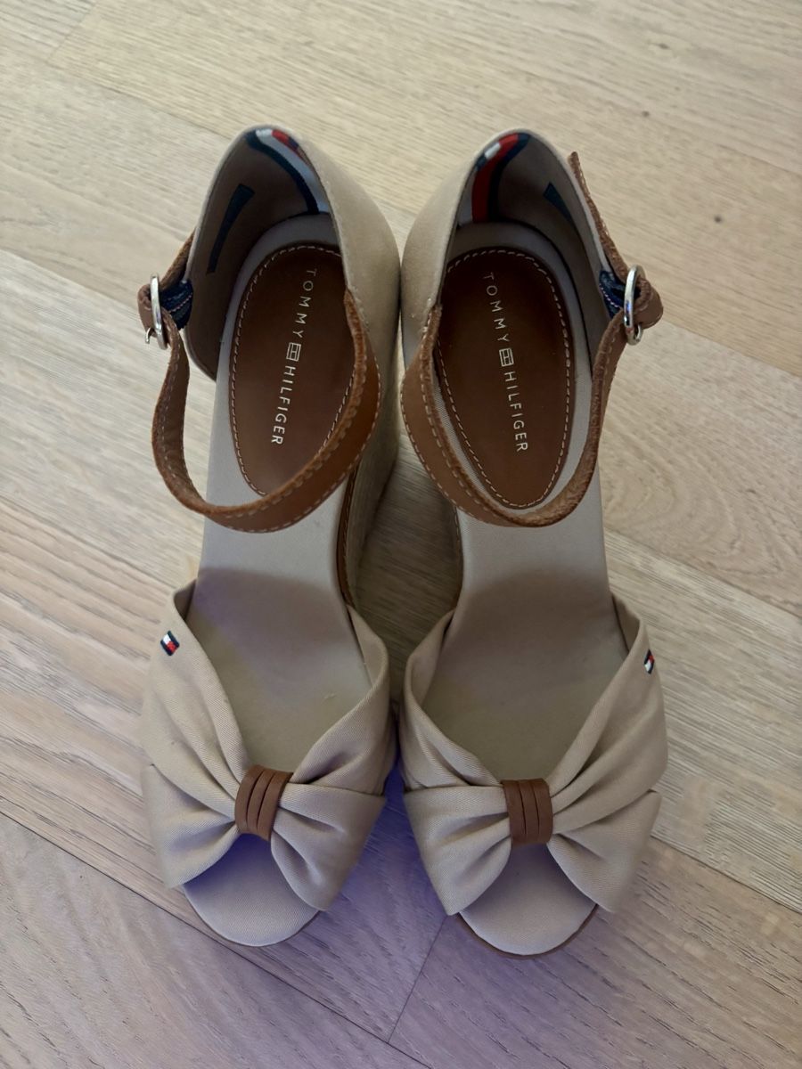 Tommy Hilfiger Scarpe da donna: Tommy Hilfiger Keilsandalen – Usato da Tübach venduto da AldinaHuskic 2