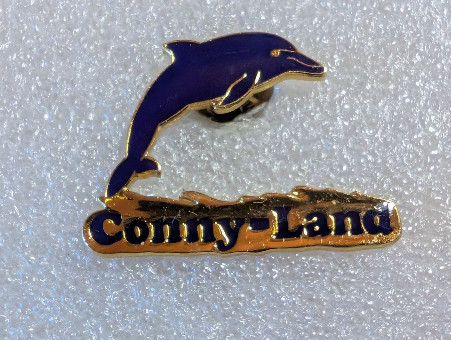 Placchette & Badge: Ansteckpin 277: Conny Land – Usato da Oppligen venduto da Pin-Fall-Shop