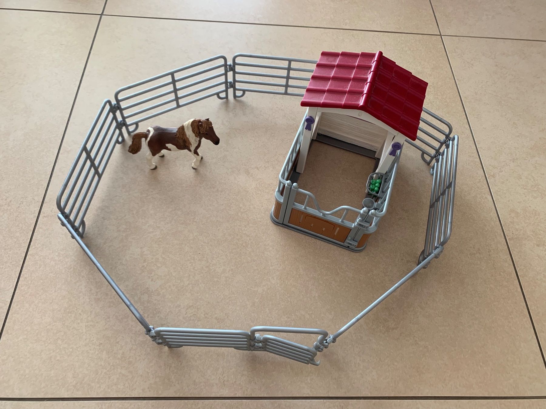 Schleich Giocattoli: Schleich Weidezaun, Pferdebox und Pferd – Usato da affoltern am albis venduto da taug