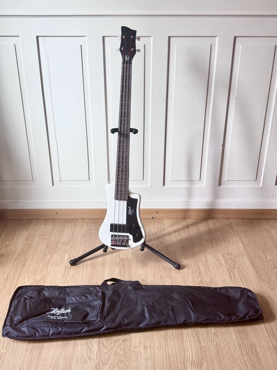 Höfner Strumenti musicali: Höfner Shorty Bass weiss mit Tasche – Usato da Zürich venduto da transparentemente