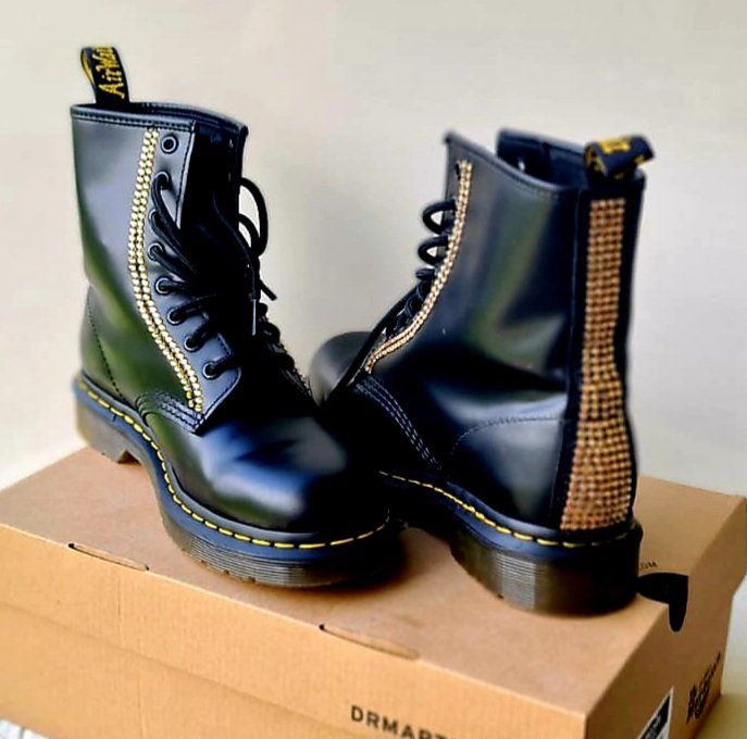 Dr. Martens Herrenschuhe: Dr. Martens mit Swarovski Gold Strass, Gr. 38 – Neu (gemäss Beschreibung) aus kloten von Docsgirl
