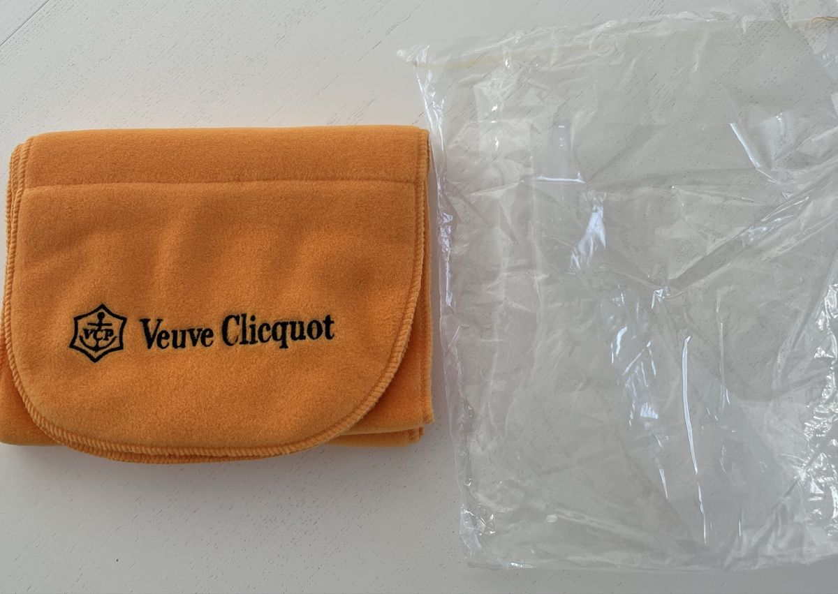 Foulards, Tücher & Schals: Originalverpackter Veuve Clicquot Schal – Neu und originalverpackt aus Hünenberg See von spartakus02 3