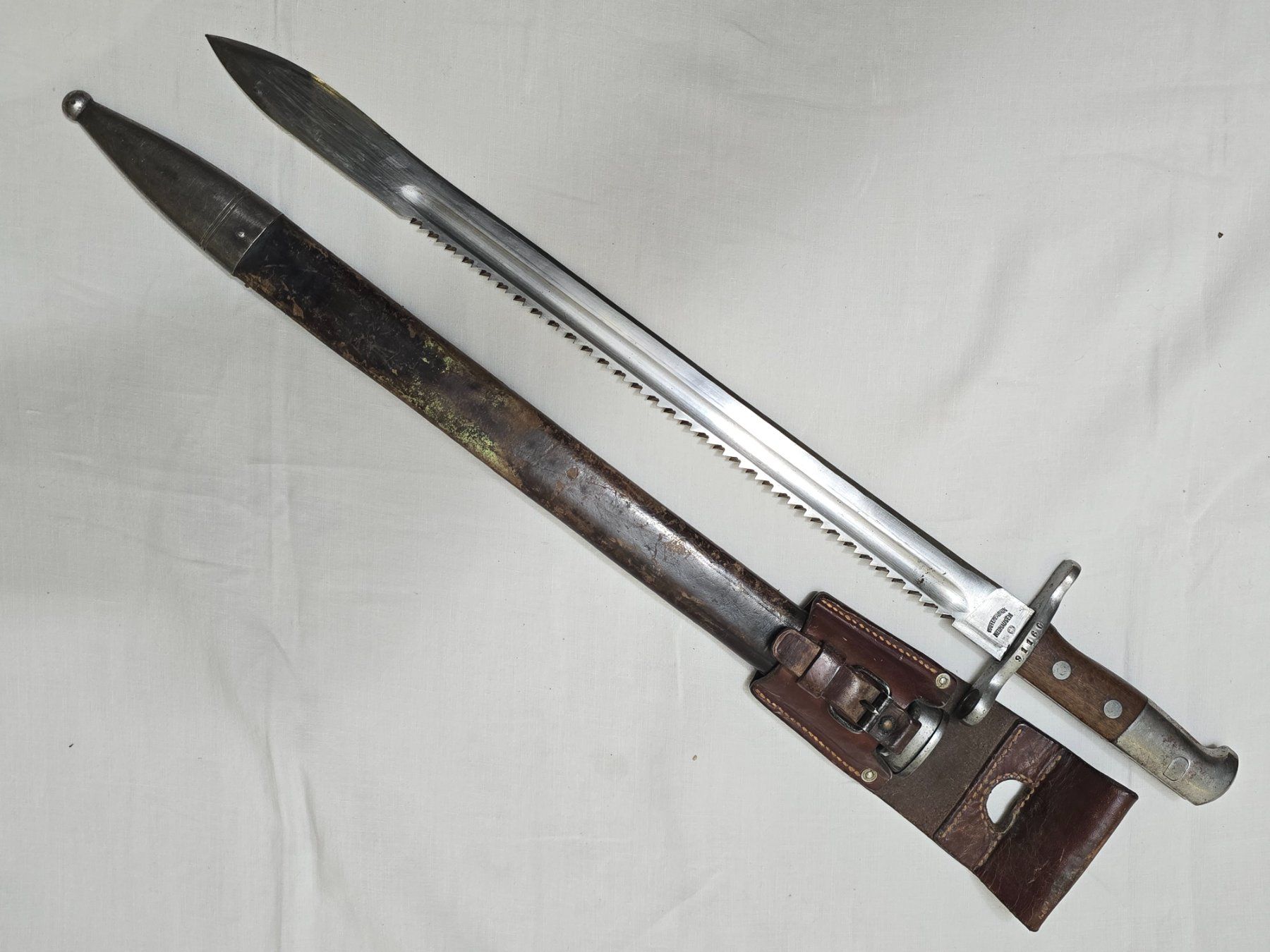 Schweizer Armee Stichwaffen: Bajonett mit Sägerücken, mit Gurt – Gebraucht aus Uster von