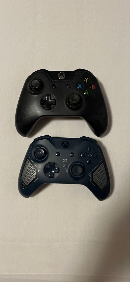 Microsoft Konsolen: Xbox One: Console, 4 jeux, 2manettes, câbles – Gebraucht aus Flanthey von cli_qpg7 2