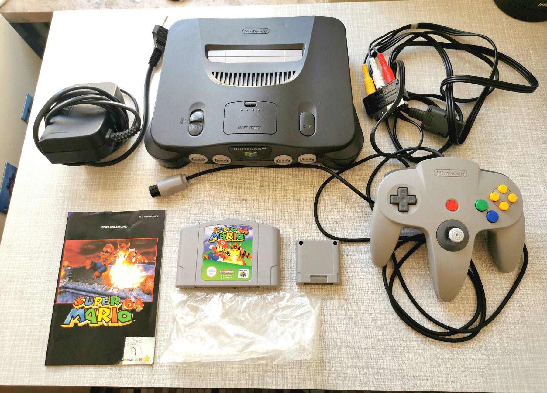 Nintendo Console: Nintendo 64 Konsole mit Expansion Pak, Controller + Mario 64 – Usato da Basel venduto da Scarrabus 1