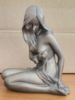 Figur Frau mit Tuch Bronzeoptik guter Zustand