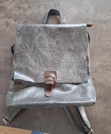 Stylischer Rucksack / Umhängetasche grau