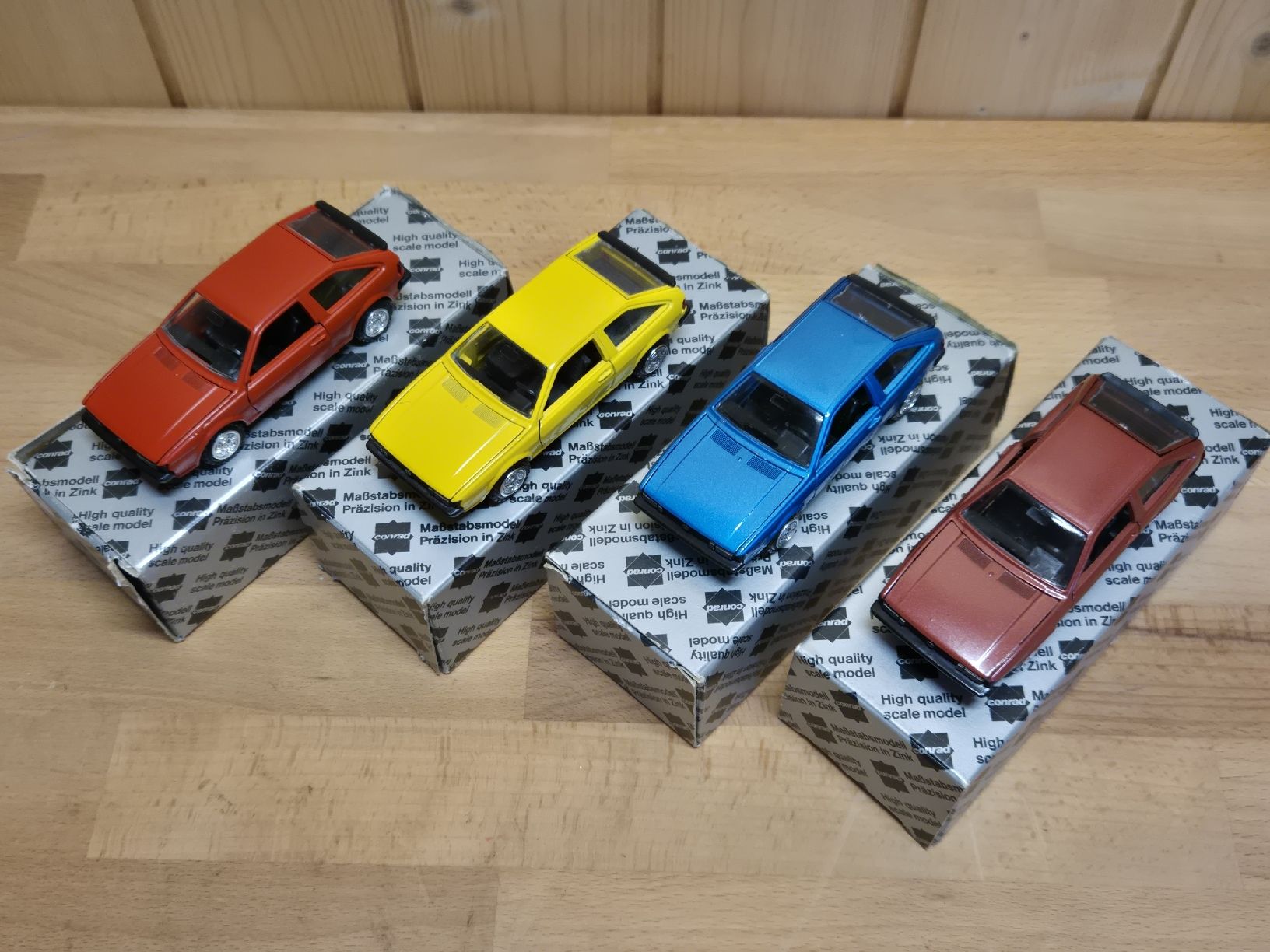 Conrad Modellini d'auto: 4x VW Scirocco II Conrad Modelle 1:43, mit OVP! – Nuovo (secondo la descrizione) da Kirchberg SG venduto da Karmann53 1