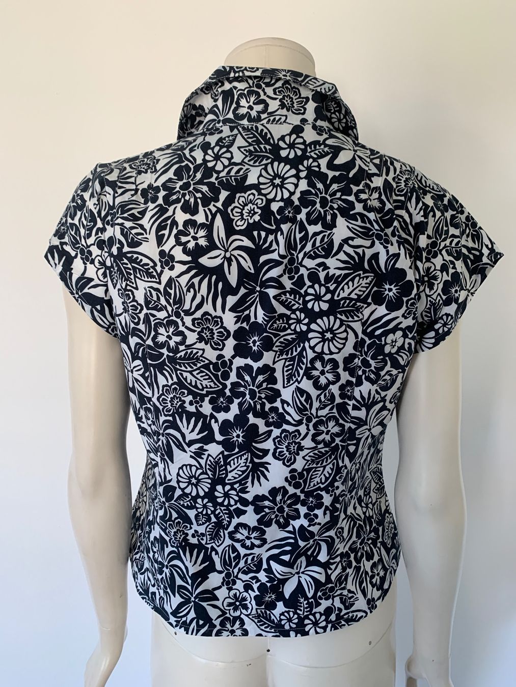 Bogner Camicette: BOGNER: Hübsche, dunkelblau gemusterte Sommerbluse, Gr. 36 – Usato da Luzern venduto da designluzern 4