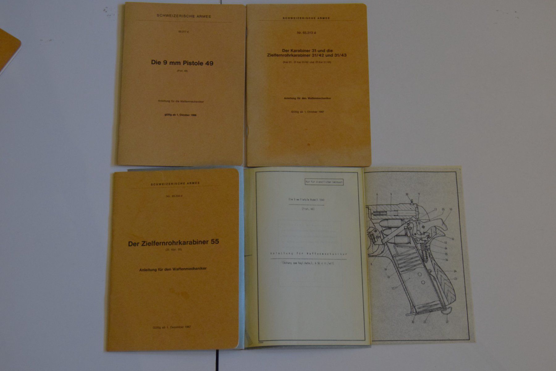 Livres: Uniformen – D'occasion à Weiningen ZH par Gubristtunnel 1