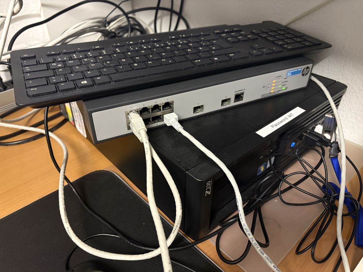 Axis Webcam: Axis IP Dome Cameras with Network Switch and Computer – Usato da Riehen venduto da giraldo01 2