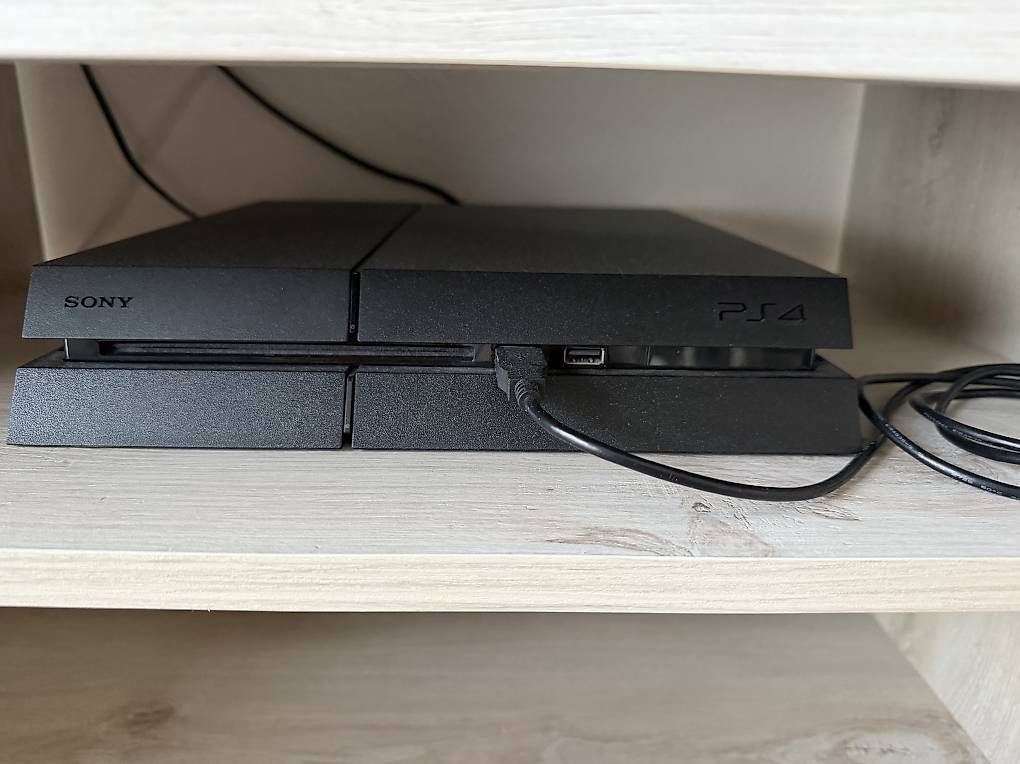 Console: Vendo ps4 + 10 giochi + controller  – Usato da Gordola venduto da sdo_h6x9 1