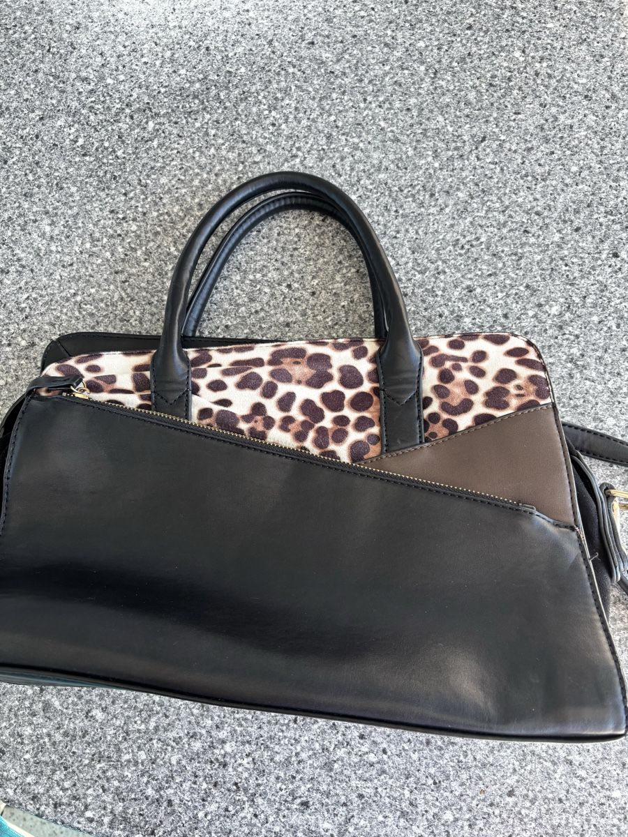 Taschen für Damen: Schwarze Handtasche mit Animal-Print - Herbst Schnäppchen – Neu (gemäss Beschreibung) aus Düdingen von aschmutz