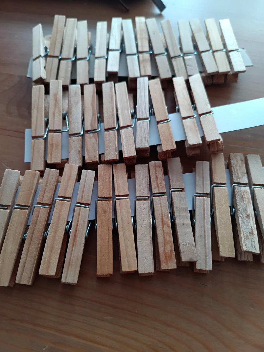Tutti gli attrezzi: Wäscheklammern, clothes pegs. – Usato da Bertschikon (Gossau, ZH) venduto da SJLPHI 2