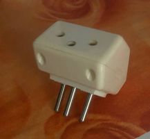 Steckdosenadapter mit 3 Anschlüssen Weiß Zu verkaufen
