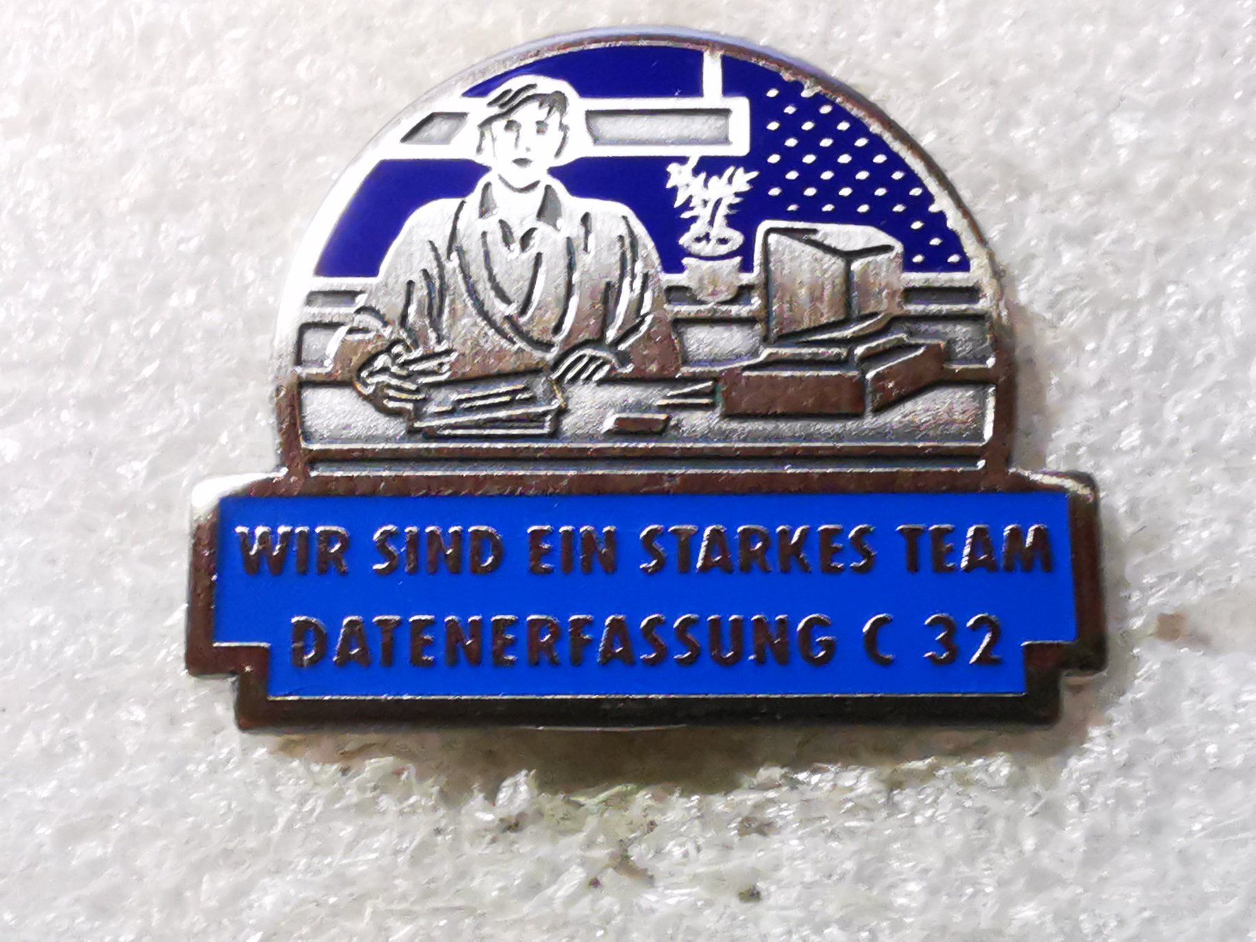 Plaketten & Abzeichen: Ansteckpin 129: Datenerfassung C 32 - Starkes Team – Gebraucht aus Oppligen von Pin-Fall-Shop