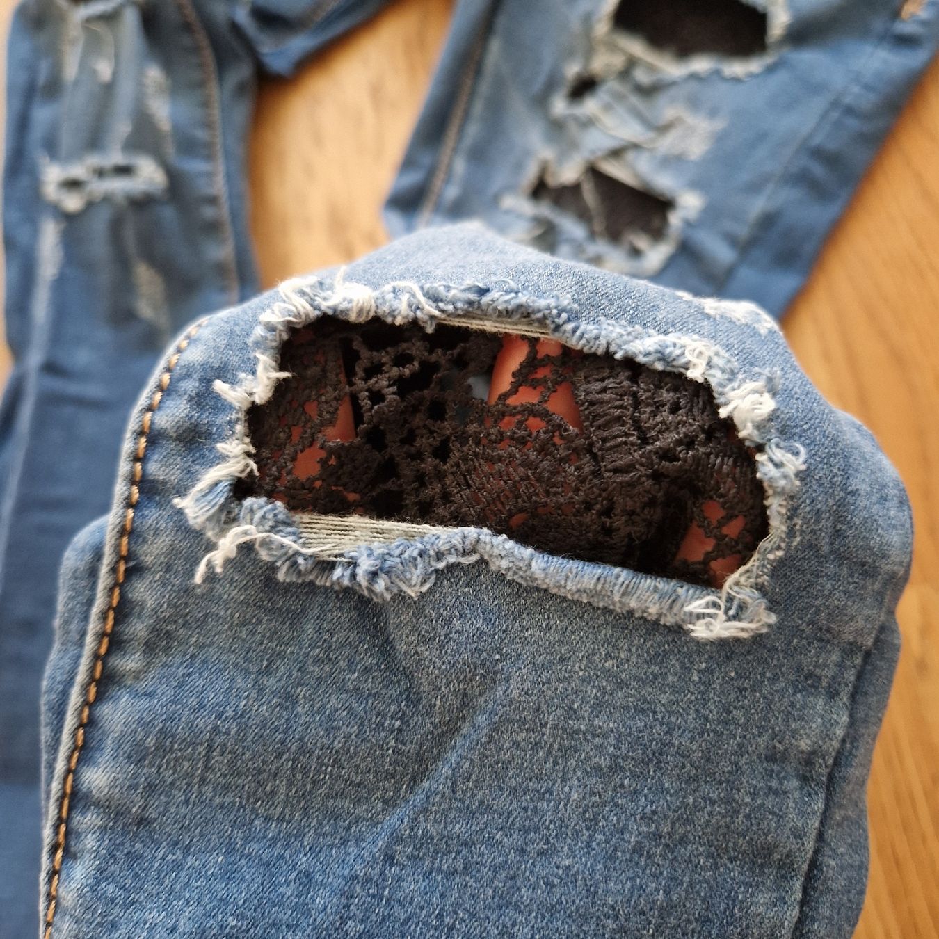 Jeans: Coole destroyed Jeans mit Spitze, Grösse S – Nuovo (secondo la descrizione) da Nendeln venduto da witr_gliabt 8