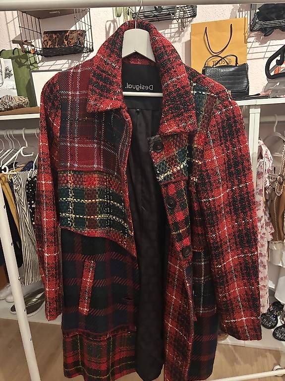Cappotti: Mantel Desigual – Usato da Triesen venduto da besobeach5362