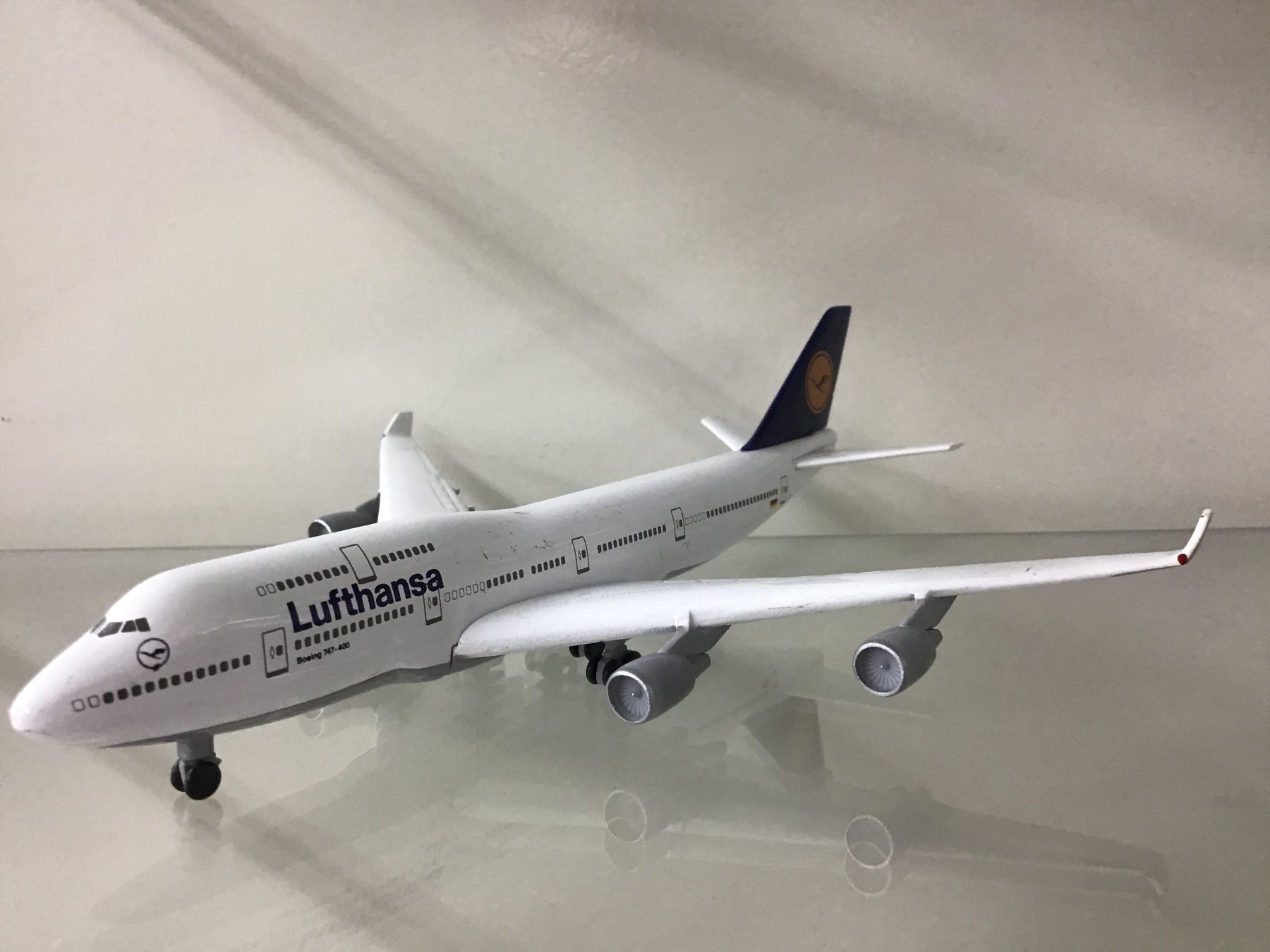 Boeing Kit di modellismo & Modellini statici: Lufthansa Boeing 747-400 Modellflugzeug, 1:500 – Usato da Männedorf venduto da Spezial-Modelle