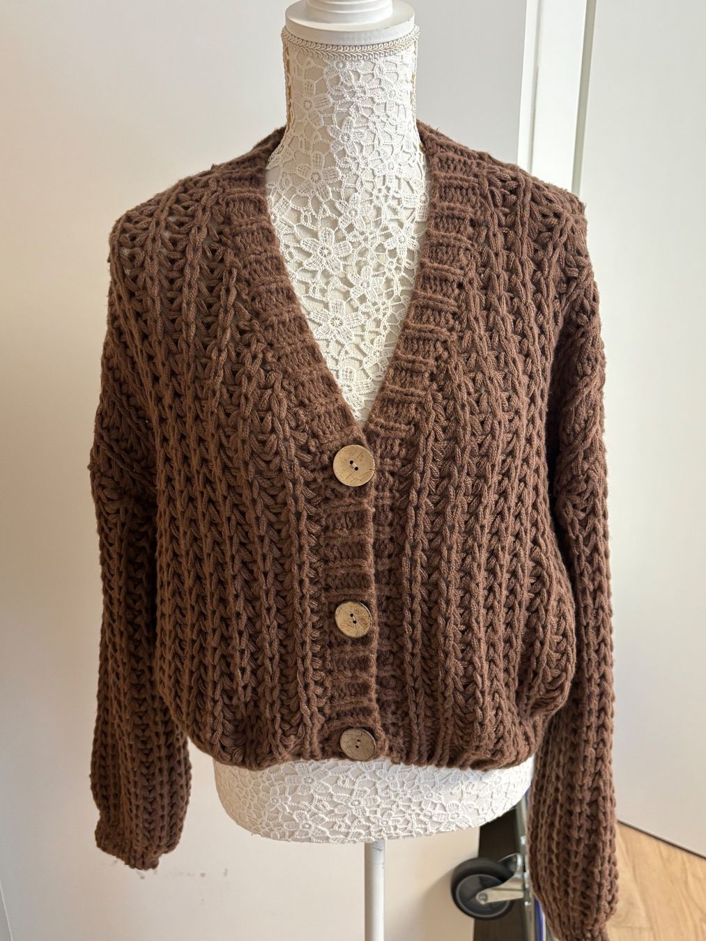 Jacken: Schöne Grobstrickjacke braun neu – Neu (gemäss Beschreibung) aus Zürich von McQeen