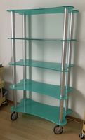 Étagère design en verre turquoise sur roulettes,