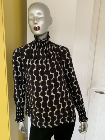 AKRIS: Exklusive Seiden-Bluse mit Punktmuster, 36