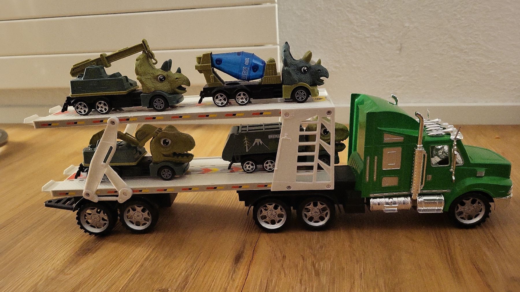 Spielzeuge: Dinotruck mit 4 Dinos – Gebraucht aus Buttikon SZ von and_sck5