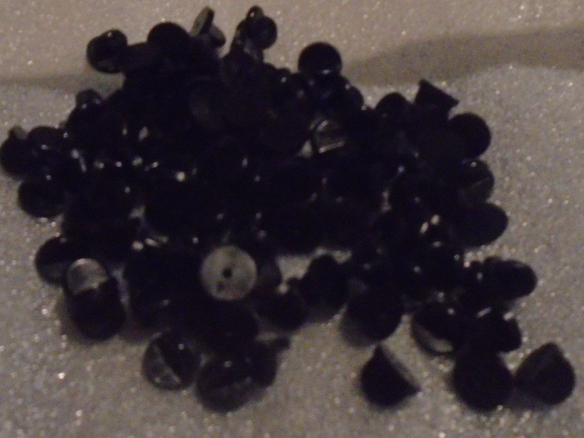 Placchette & Badge: 100 Schwarze Pin Verschlüsse Plastik – Usato da Winterthur venduto da Beli2000
