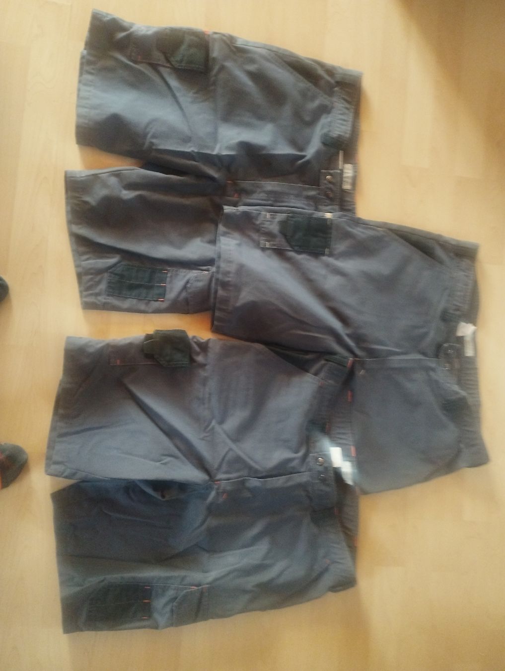 Lotti di vestiti: 3 gebrauchte Arbeitsshorts grau 54 – Usato da Zetzwil venduto da Schoggimus