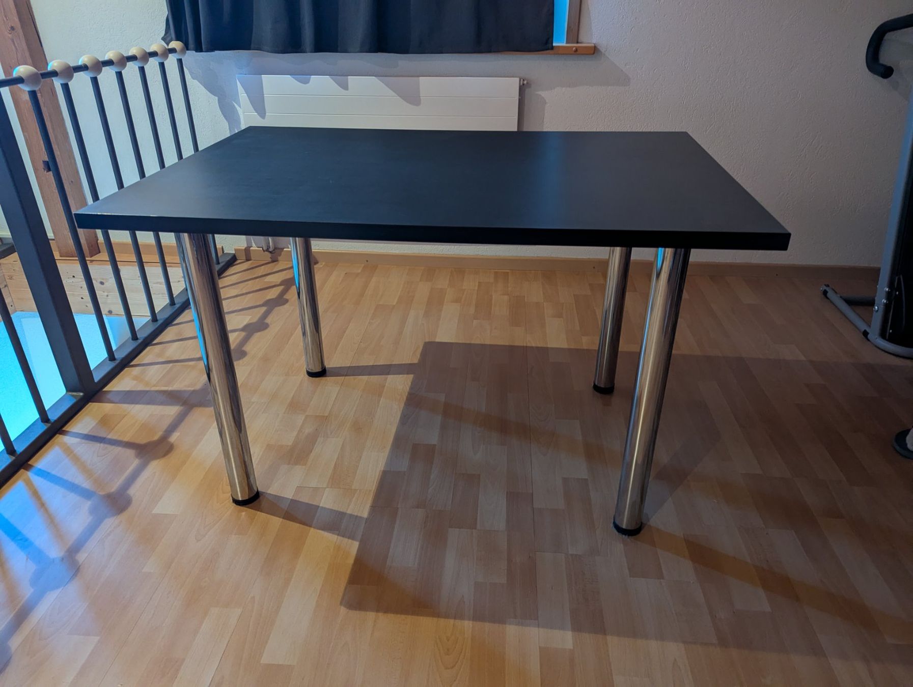 Tische: Tisch schwarz mit Metallbeinen – Gebraucht aus Wiesendangen von ann_b8jd