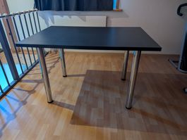 Tisch schwarz mit Metallbeinen
