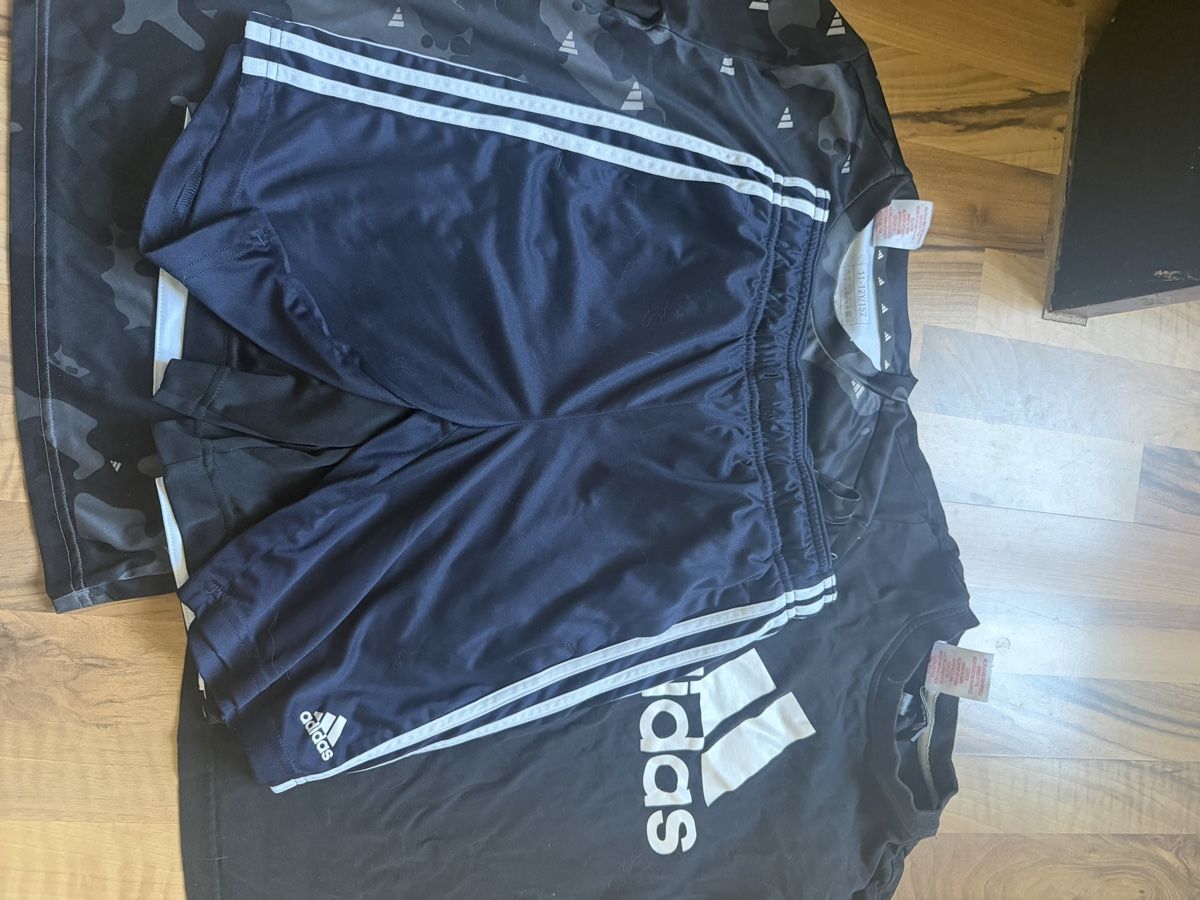 Adidas Lotti & Set di vestiti: Adidas Bundle: 2 Turnhosen 2 T-Shirt – Usato da Lenzburg venduto da Stone07 2